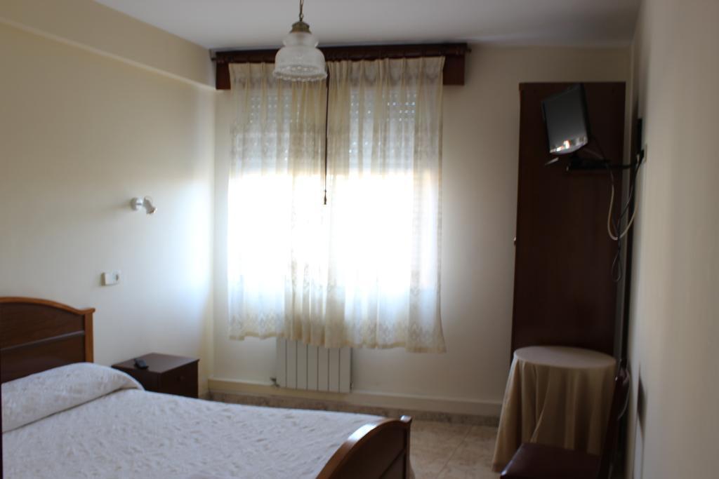 O Cruceiro Hotell Pontedeume Rum bild